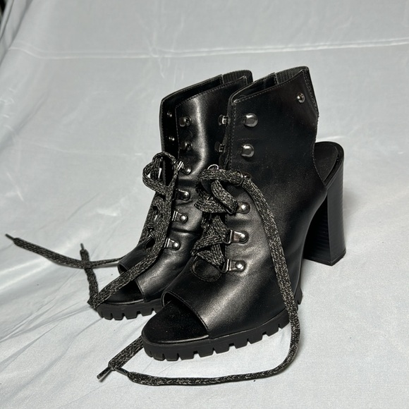 Black Vera Wang Heel - Picture 3 of 4